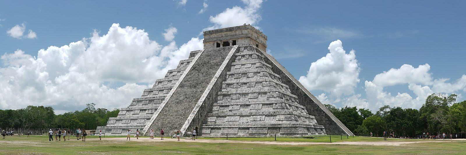 La pyramide El Castillo à Chichen Itza sous un ciel nuageux