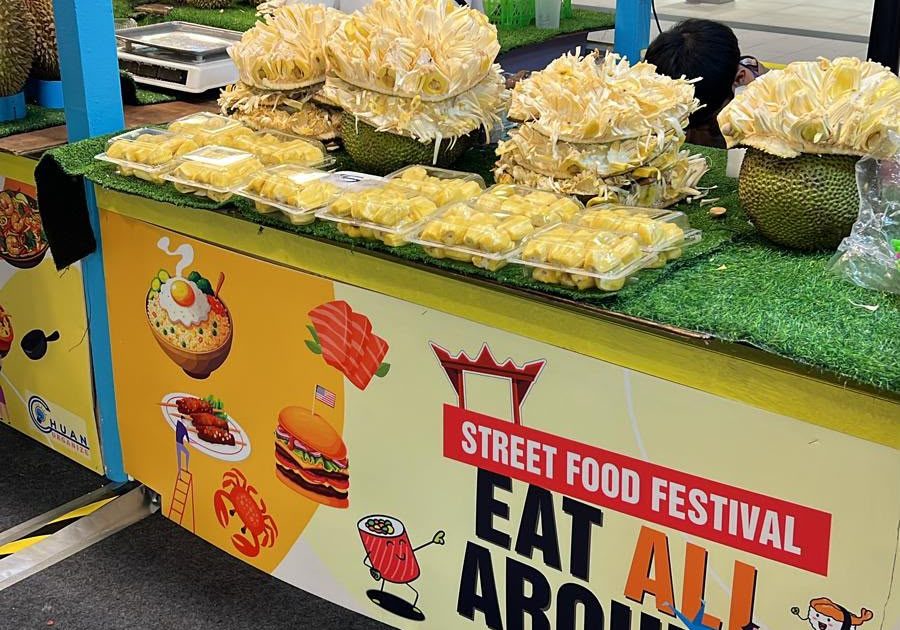 Trozos de durián en cajas en un puesto de un festival de comida callejera