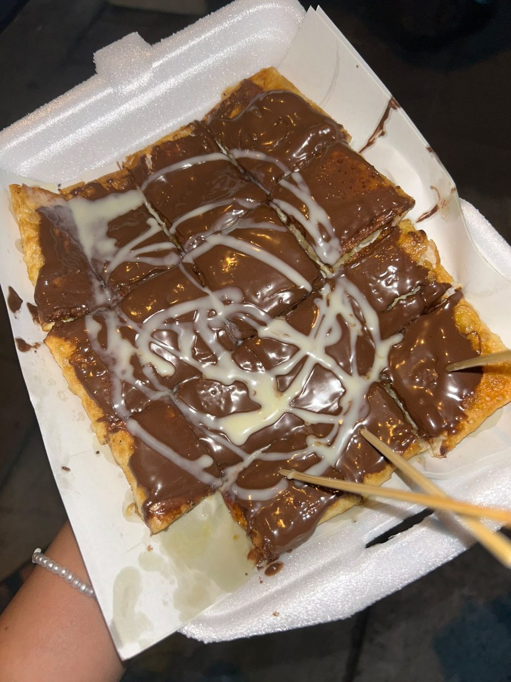 Roti con chocolate y leche condensada en una caja para llevar