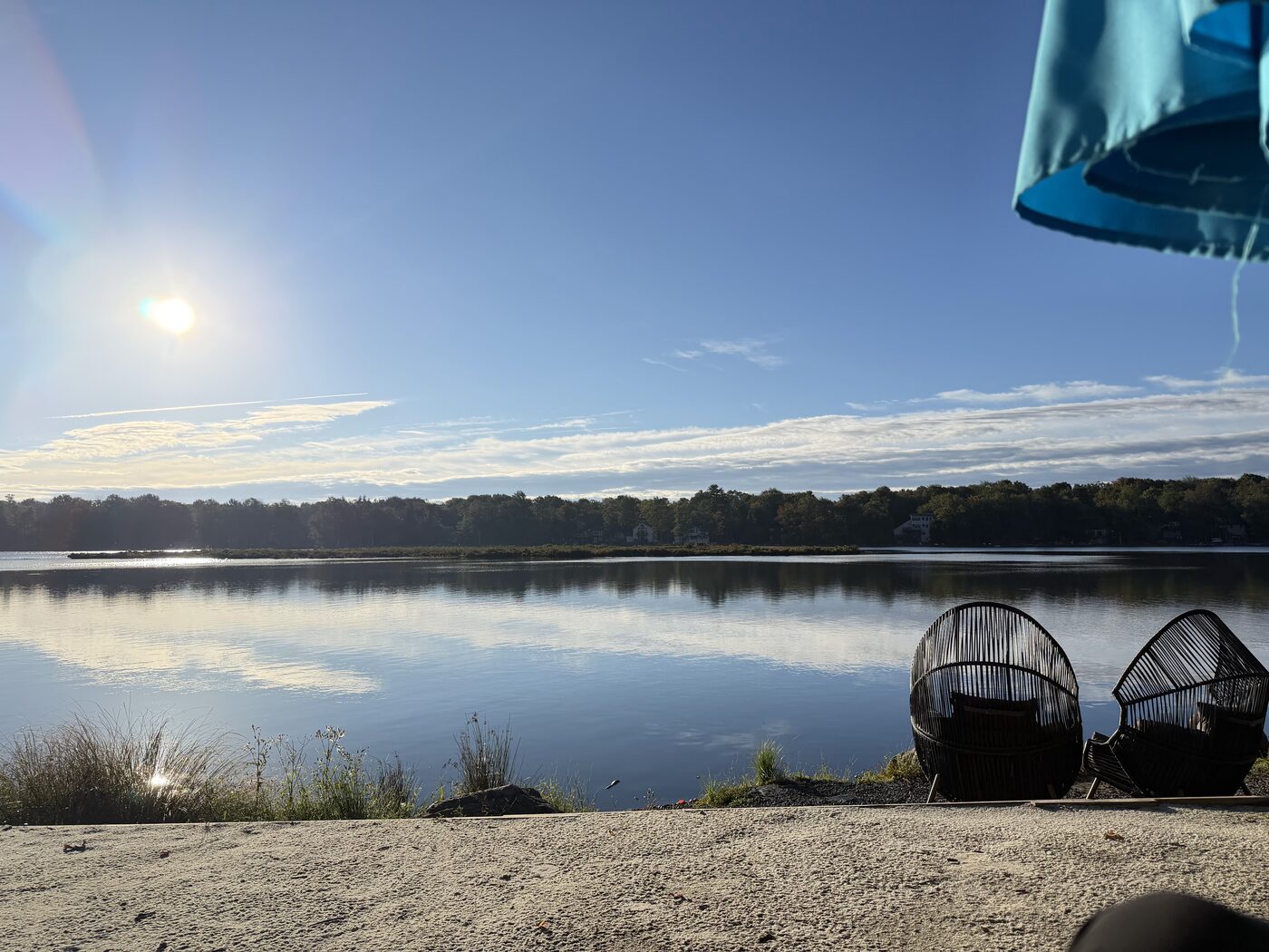 Arbres et eau calme sur le lac près de notre maison des Poconos