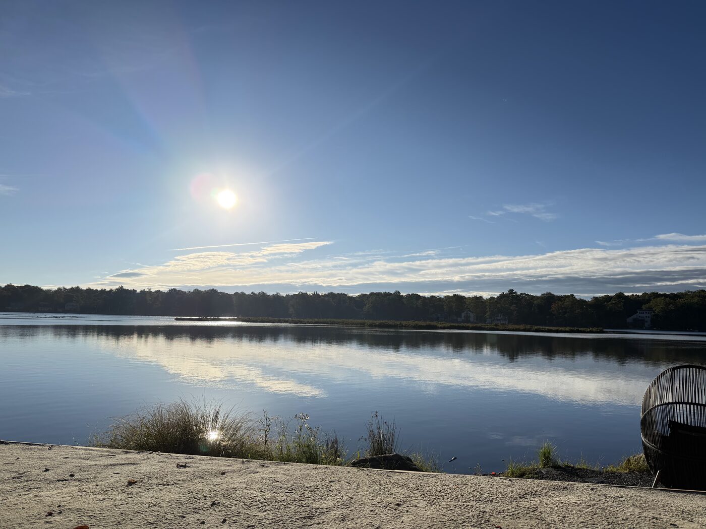Un lac calme dans les monts Pocono un matin de septembre